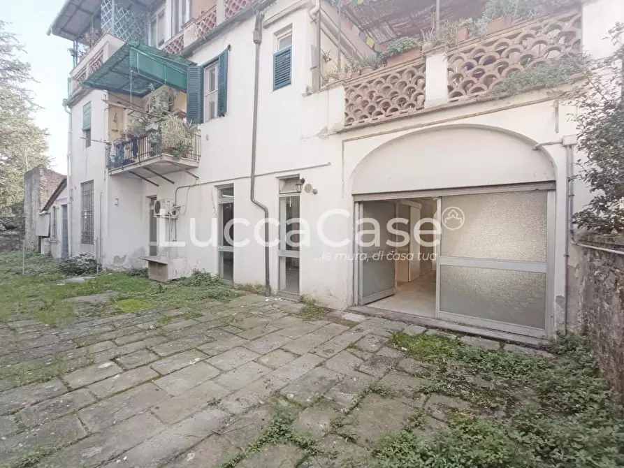Immagine 13 di Locale commerciale in affitto  a Lucca