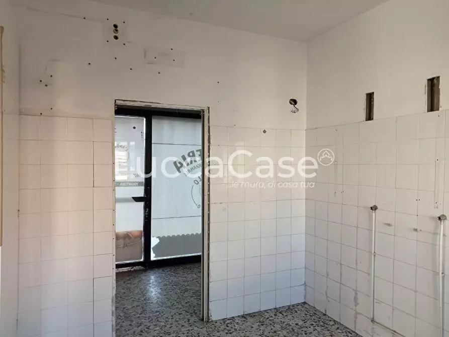 Immagine 2 di Locale commerciale in affitto  a Lucca