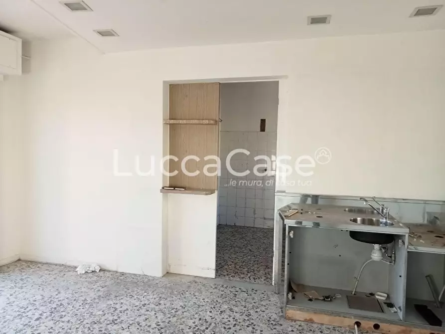 Immagine 7 di Locale commerciale in affitto  a Lucca
