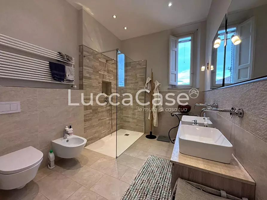 Immagine 12 di Appartamento in vendita  a Lucca