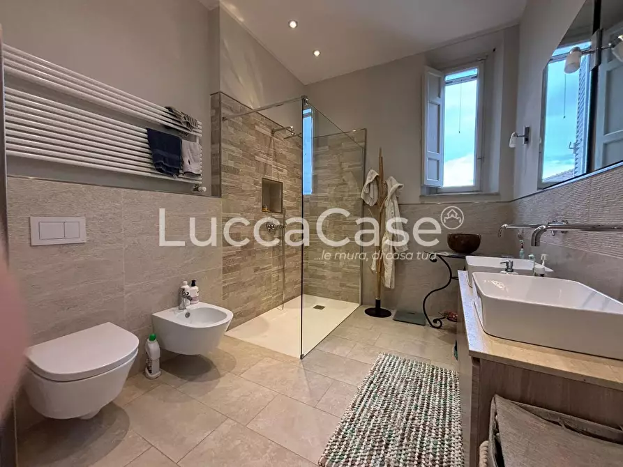 Immagine 13 di Appartamento in vendita  a Lucca