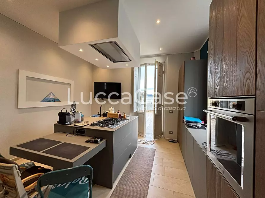 Immagine 11 di Appartamento in vendita  a Lucca