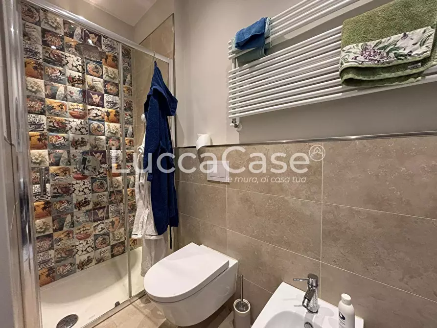 Immagine 10 di Appartamento in vendita  a Lucca