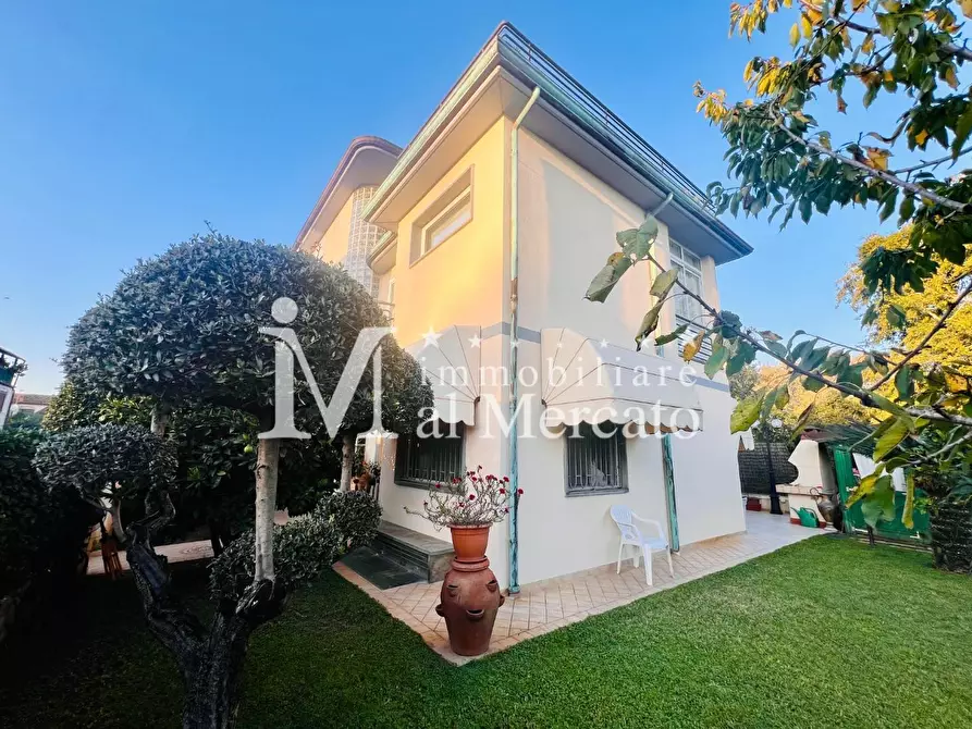 Immagine 2 di Casa bifamiliare in vendita  a Viareggio