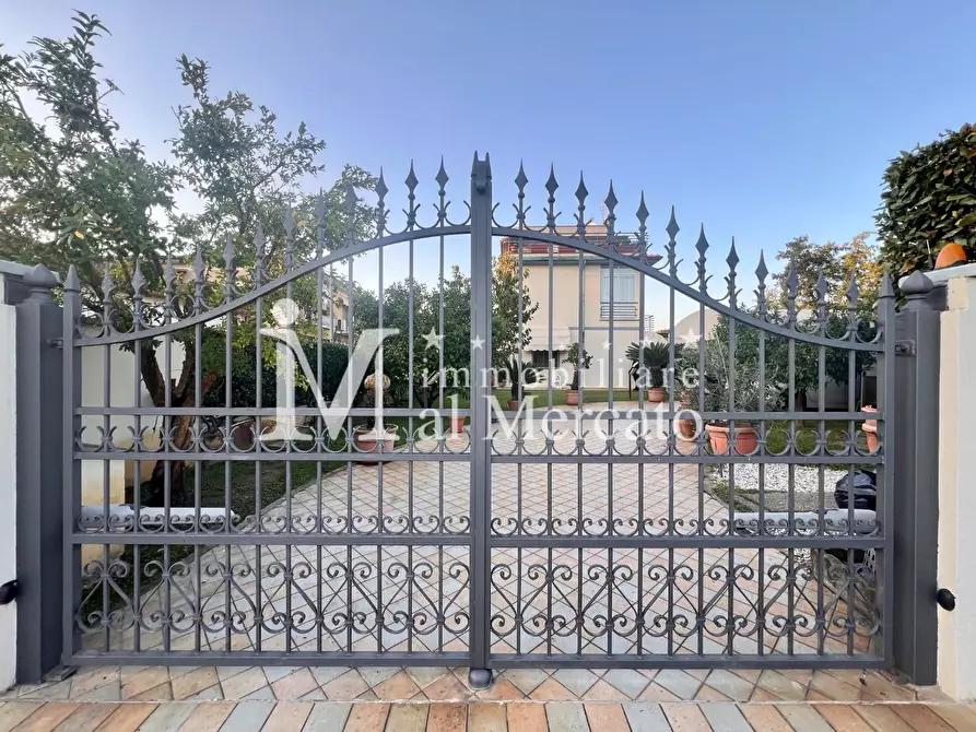 Immagine 5 di Casa bifamiliare in vendita  a Viareggio