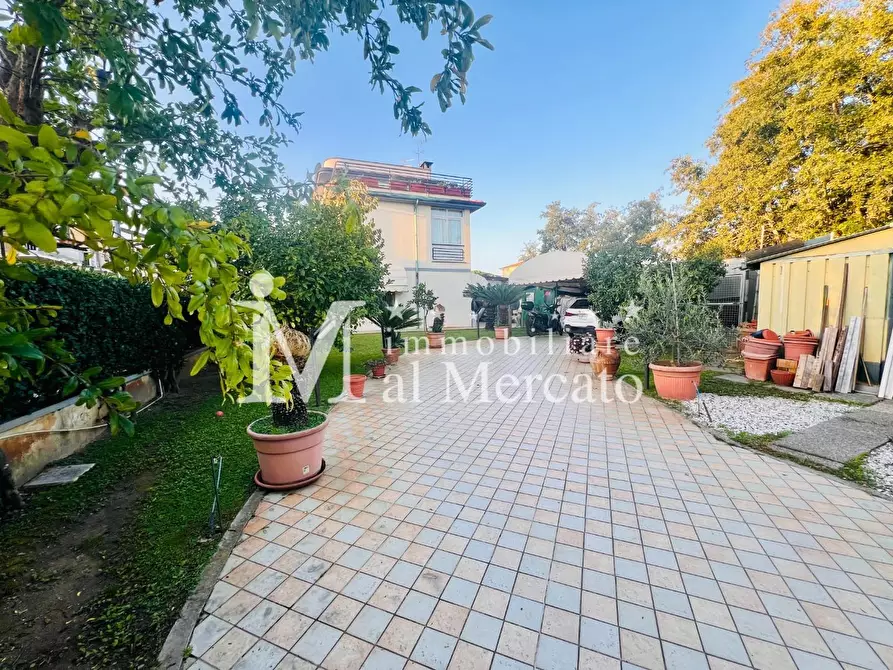 Immagine 6 di Casa bifamiliare in vendita  a Viareggio