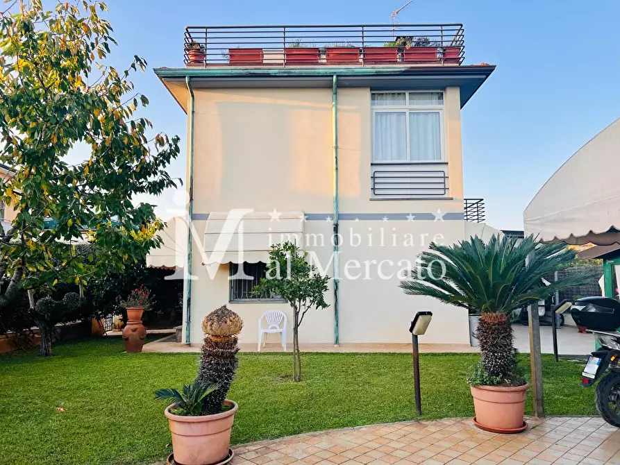 Immagine 11 di Casa bifamiliare in vendita  a Viareggio