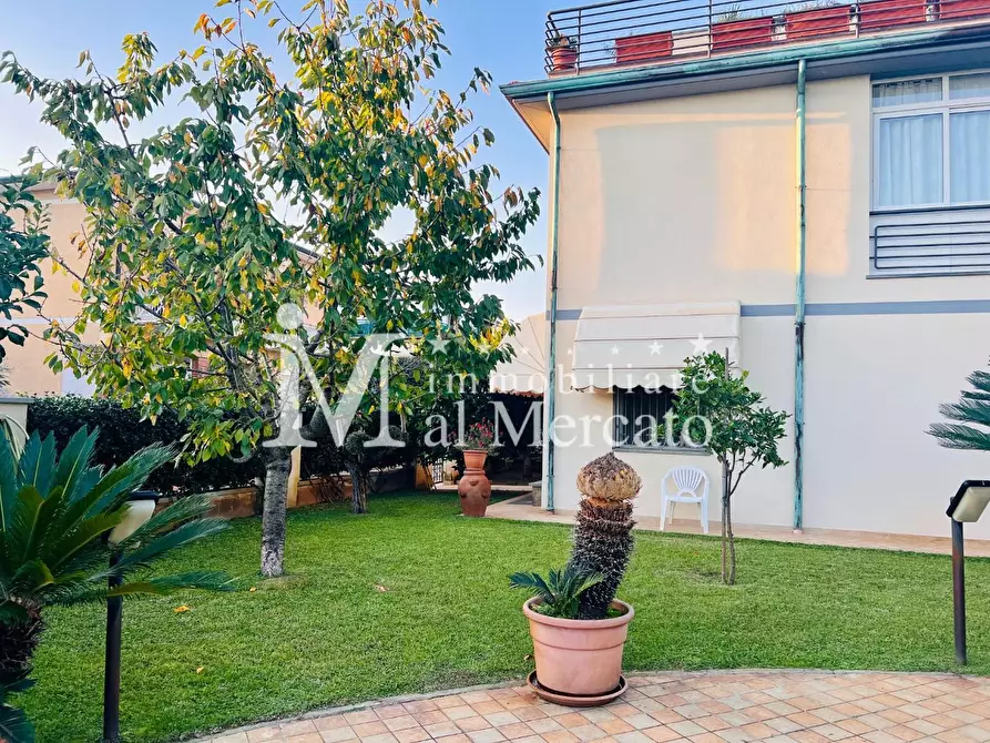Immagine 10 di Casa bifamiliare in vendita  a Viareggio