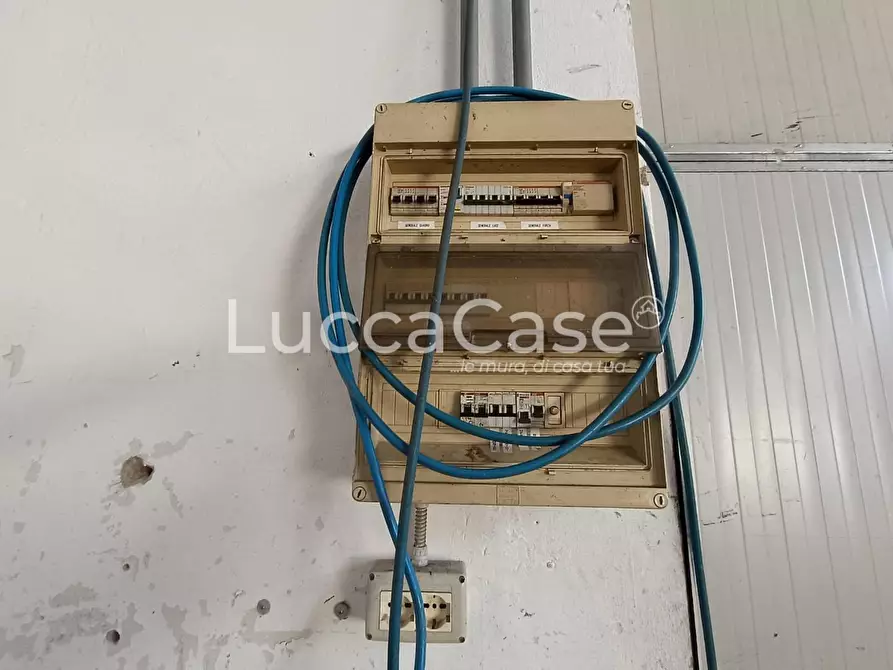 Immagine 9 di Attività artigianale in affitto  a Capannori