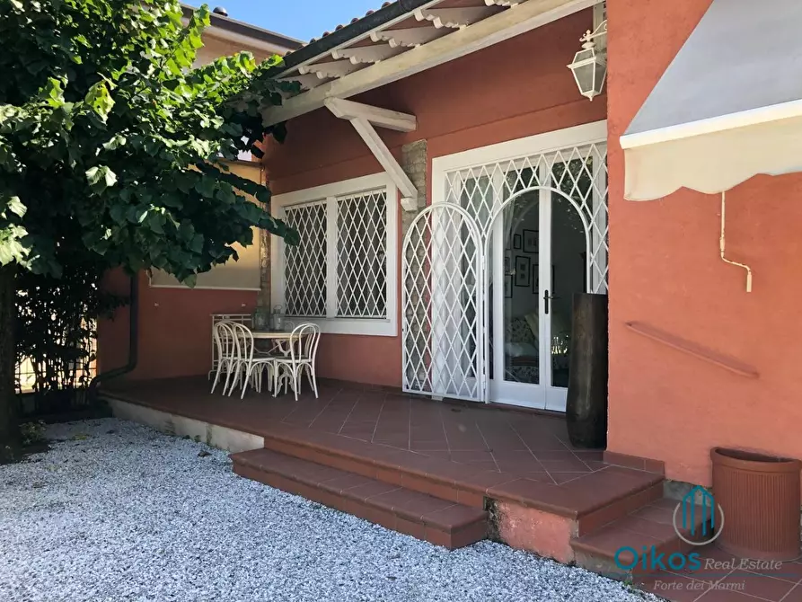 Immagine 1 di Villa in affitto  a Forte Dei Marmi