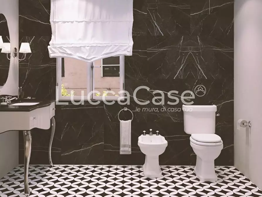 Immagine 11 di Appartamento in vendita  a Lucca