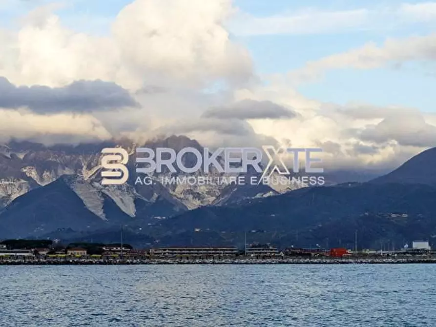 Immagine 17 di Casa semindipendente in vendita  a Carrara