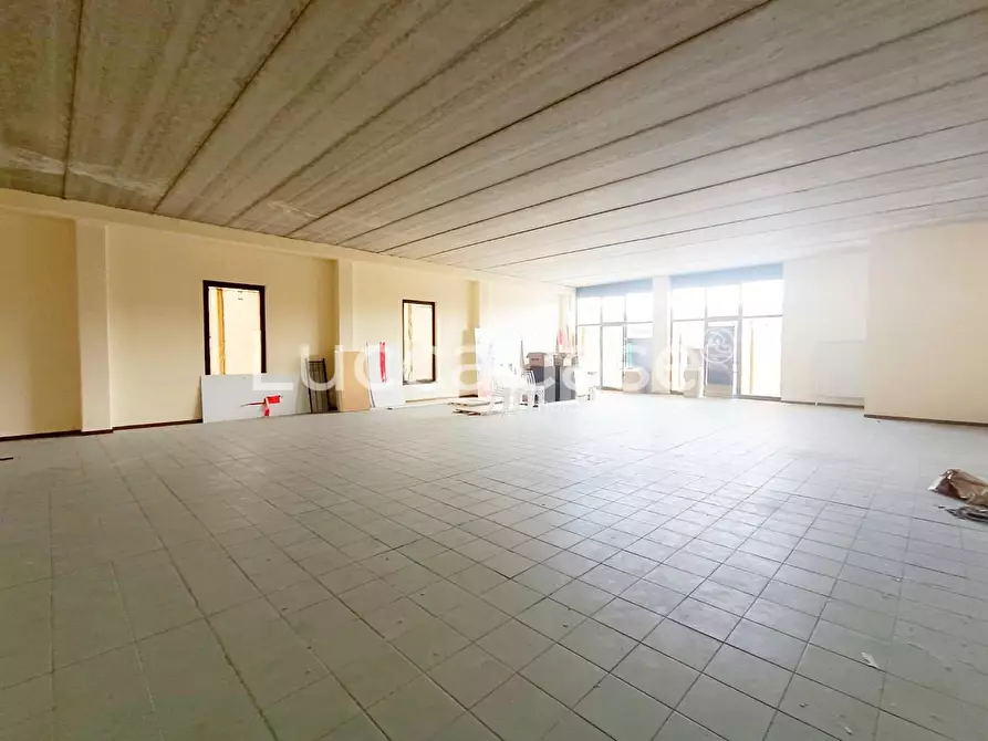 Immagine 2 di Laboratorio in vendita  a Lucca