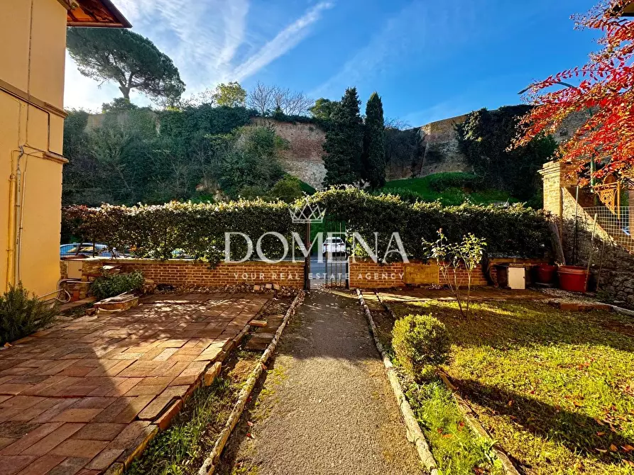 Immagine 34 di Appartamento in vendita  a Siena