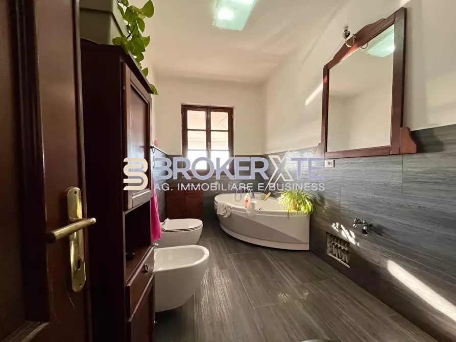 Immagine 11 di Villa in vendita  a Carrara