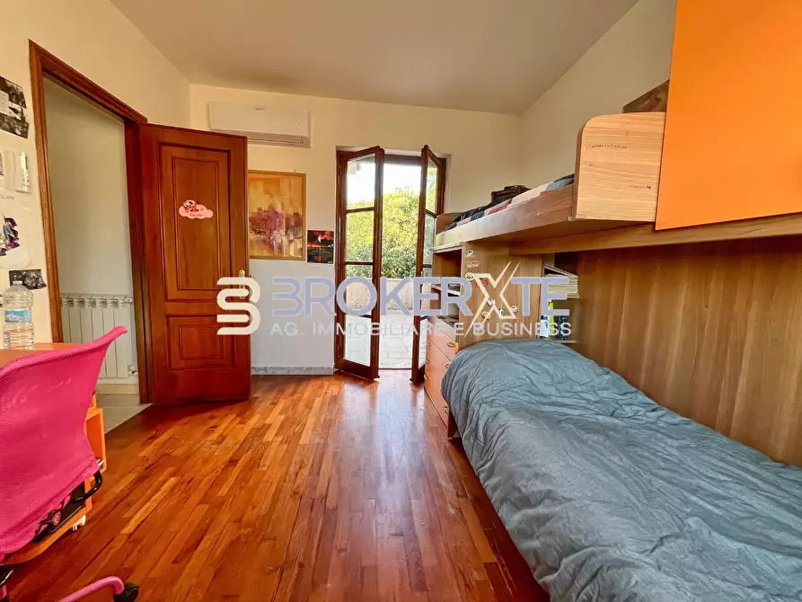 Immagine 8 di Villa in vendita  a Carrara