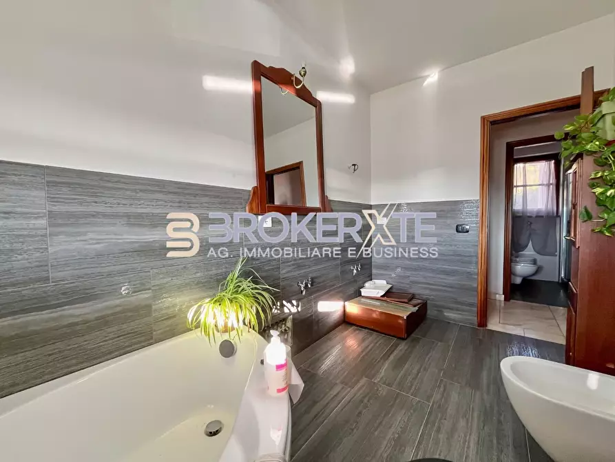 Immagine 12 di Villa in vendita  a Carrara