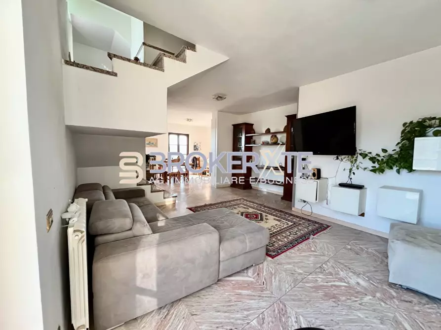Immagine 1 di Villa in vendita  a Carrara