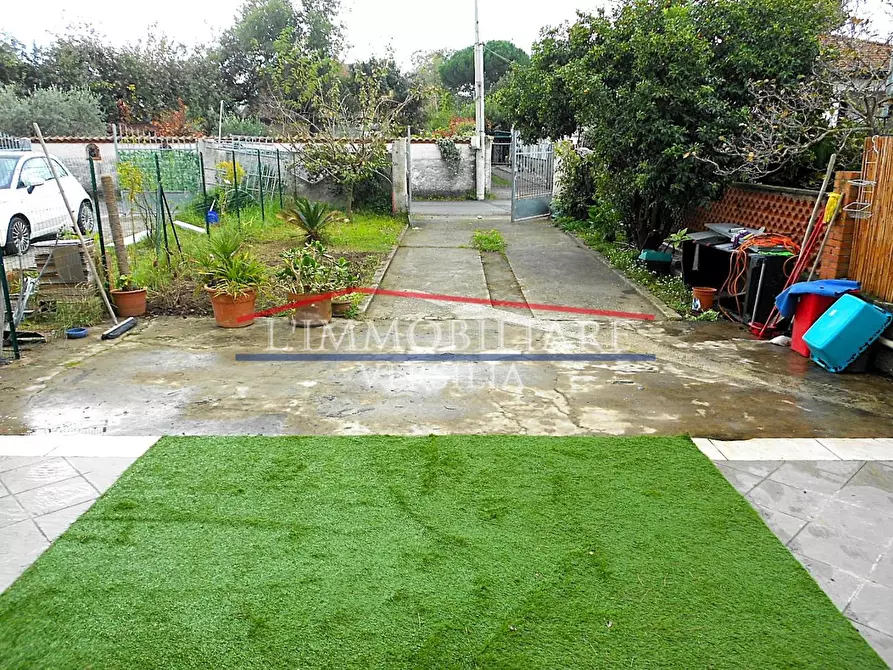 Immagine 2 di Porzione di casa in vendita  a Massa