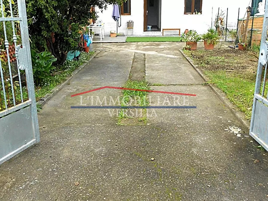 Immagine 3 di Porzione di casa in vendita  a Massa