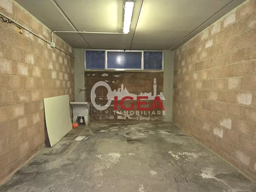 Immagine 4 di Magazzino in vendita  a Siena