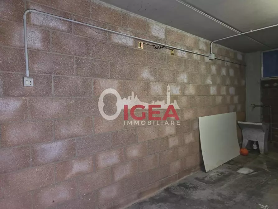 Immagine 2 di Magazzino in vendita  a Siena