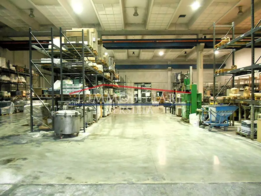 Immagine 10 di Capannone industriale in vendita  a Massa