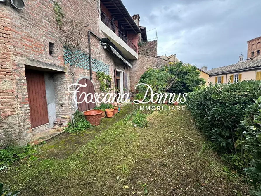 Immagine 21 di Porzione di casa in vendita  a Siena