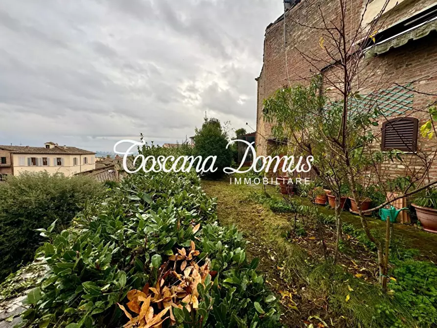 Immagine 23 di Porzione di casa in vendita  a Siena