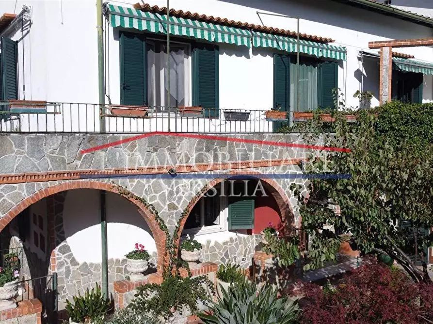 Immagine 17 di Villa in vendita  a Carrara