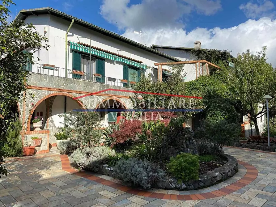 Immagine 4 di Villa in vendita  a Carrara