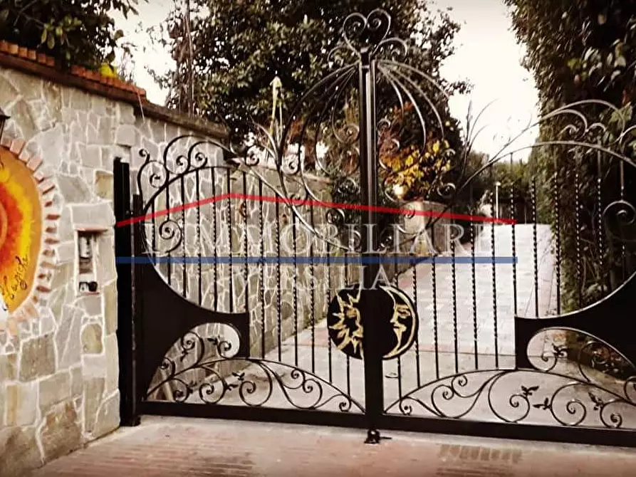 Immagine 25 di Villa in vendita  a Carrara