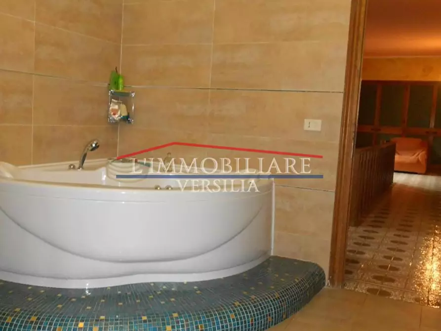 Immagine 46 di Villa in vendita  a Carrara