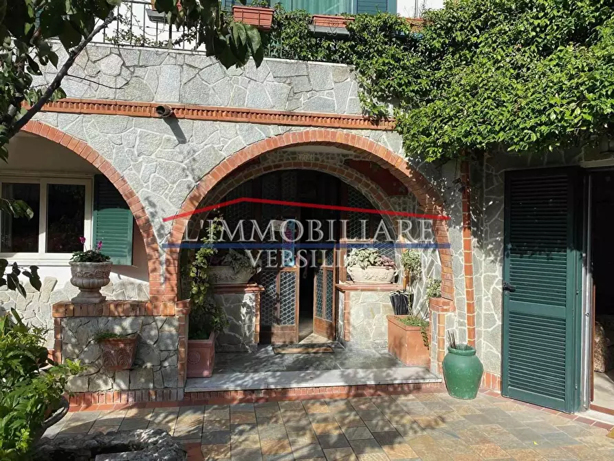 Immagine 11 di Villa in vendita  a Carrara