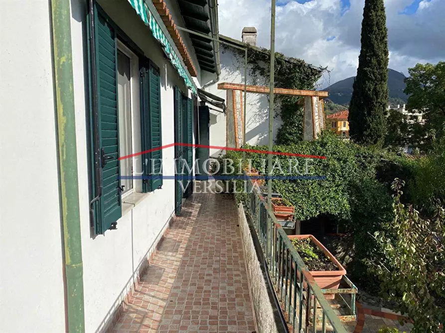 Immagine 21 di Villa in vendita  a Carrara