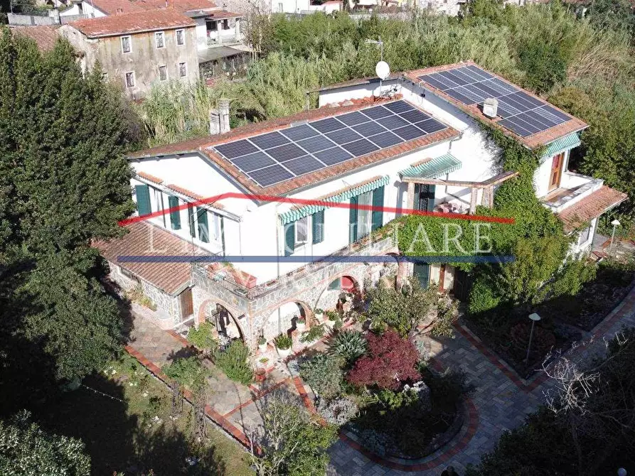 Immagine 2 di Villa in vendita  a Carrara
