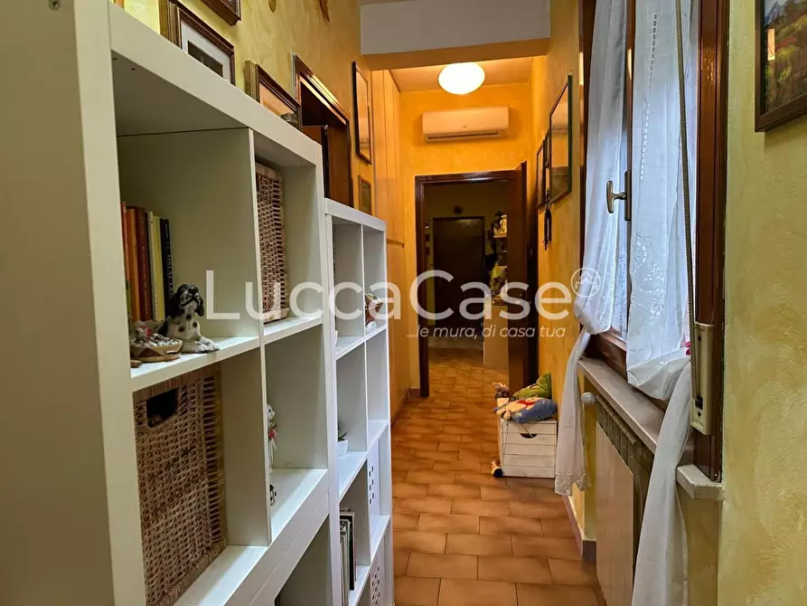 Immagine 10 di Appartamento in vendita  a Lucca