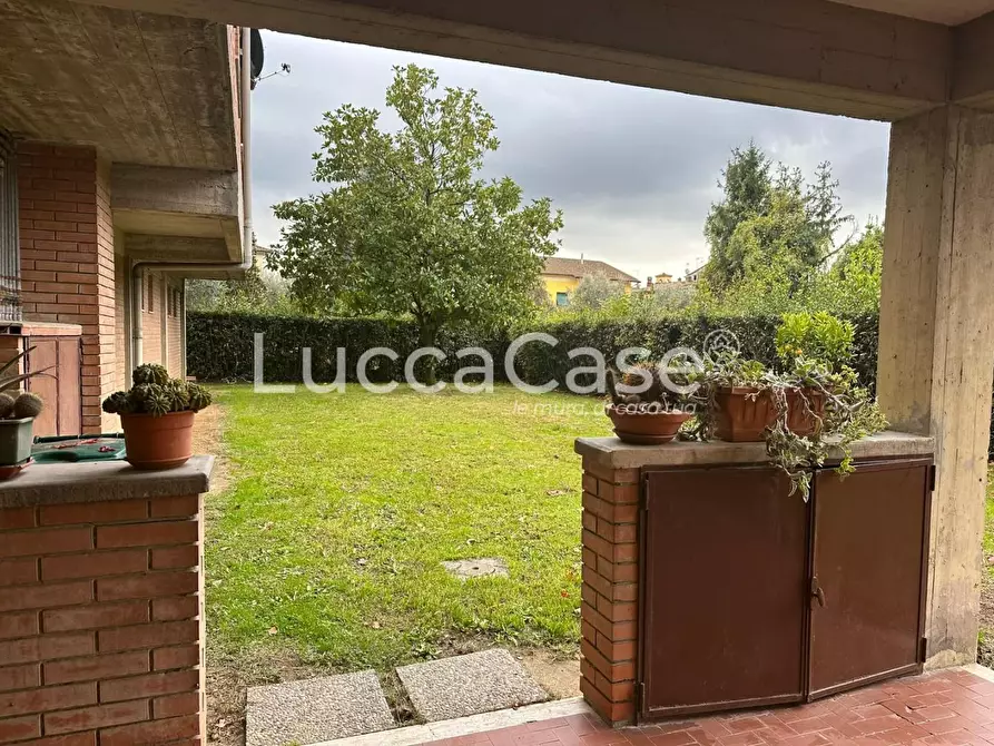 Immagine 13 di Appartamento in vendita  a Lucca