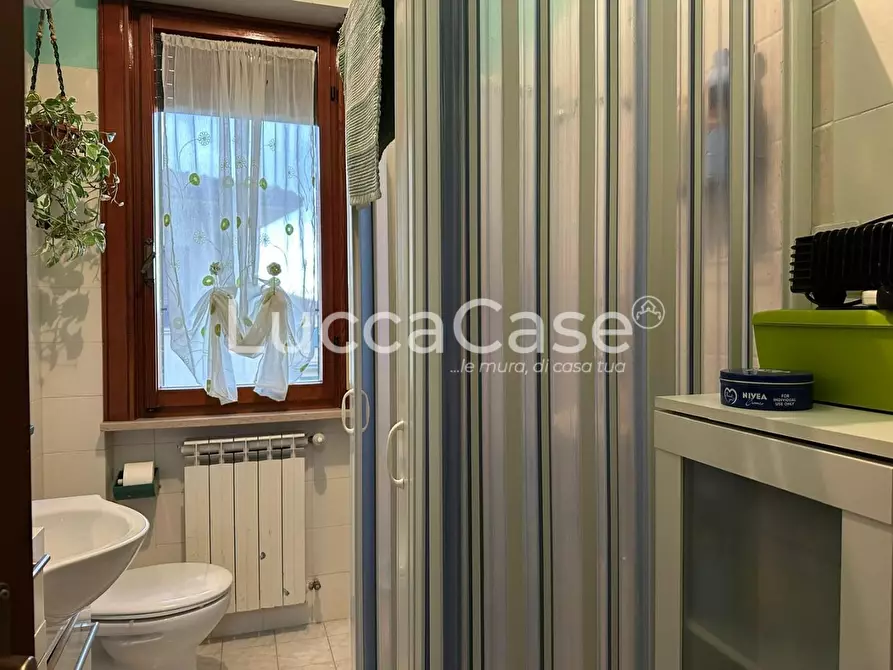 Immagine 9 di Appartamento in vendita  a Lucca