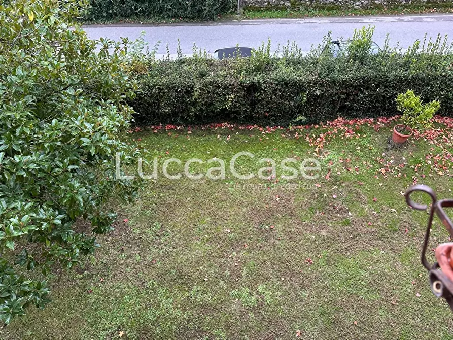 Immagine 12 di Appartamento in vendita  a Lucca