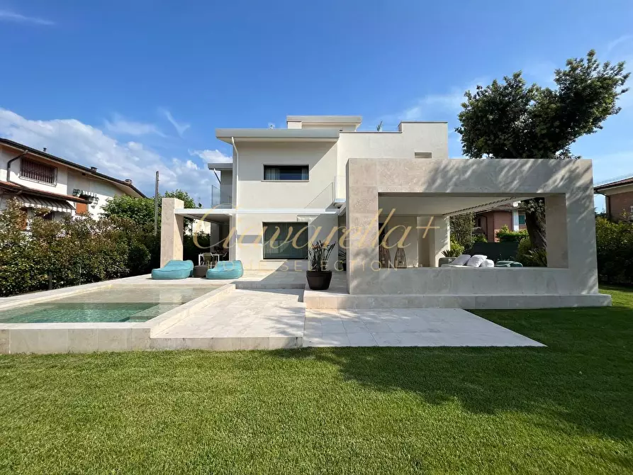 Immagine 1 di Villa in affitto  a Forte Dei Marmi