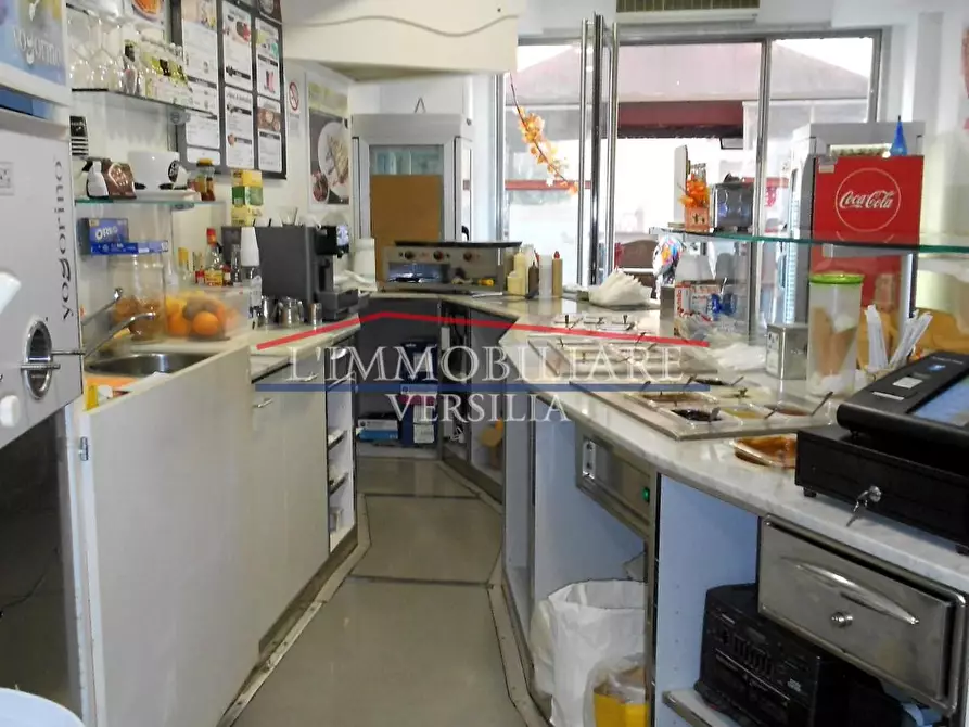 Immagine 2 di Attività commerciale in vendita  a Massa