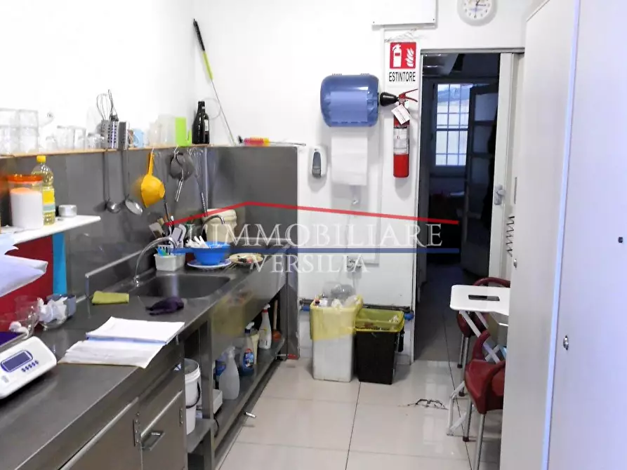 Immagine 17 di Attività commerciale in vendita  a Massa