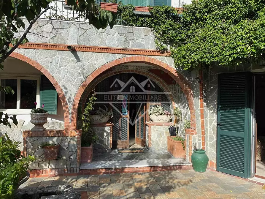 Immagine 16 di Villa in vendita  a Carrara