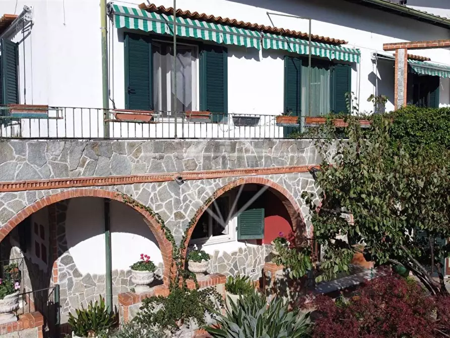 Immagine 3 di Villa in vendita  a Carrara