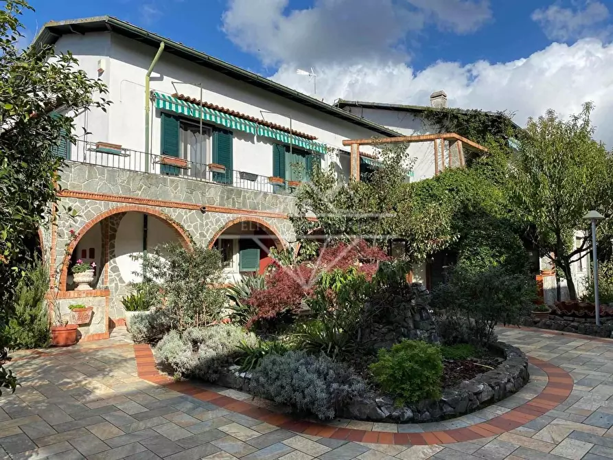 Immagine 17 di Villa in vendita  a Carrara