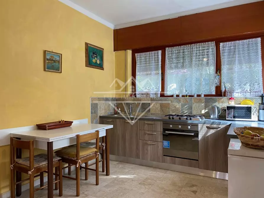 Immagine 2 di Villa in vendita  a Carrara