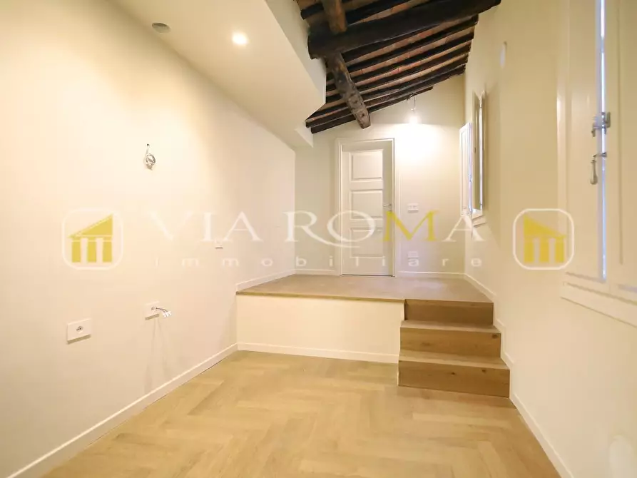 Immagine 4 di Appartamento in vendita  a Lucca
