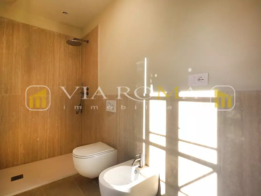 Immagine 16 di Appartamento in vendita  a Lucca