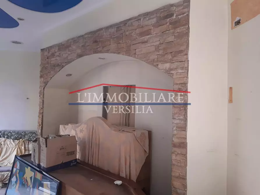 Immagine 8 di Locale commerciale in vendita  a Montignoso